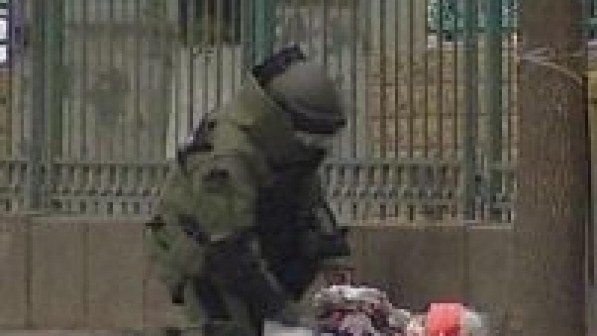 isteria nato o punga de gunoi a pus pe jar pirotehnistii jandarmii si televiziunile foto