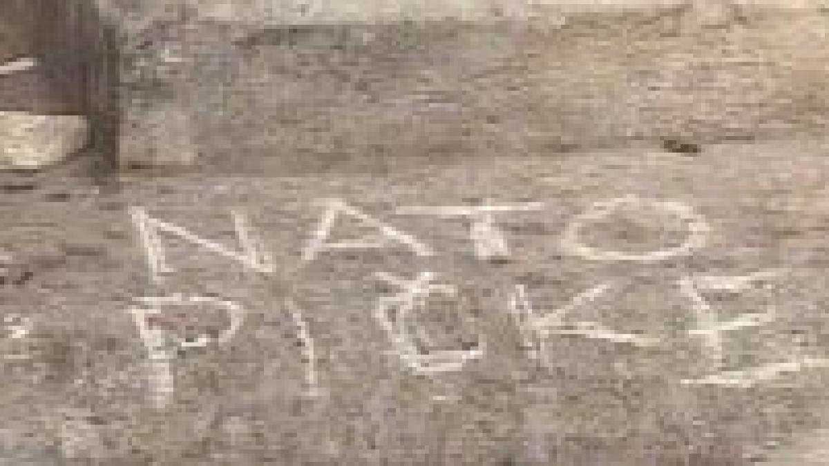 o inscriptie anti nato descoperita pe peretii palatului parlamentului