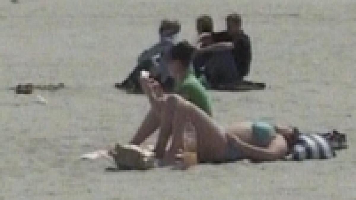 mamaia turistii au facut prima baie in mare in acest an video