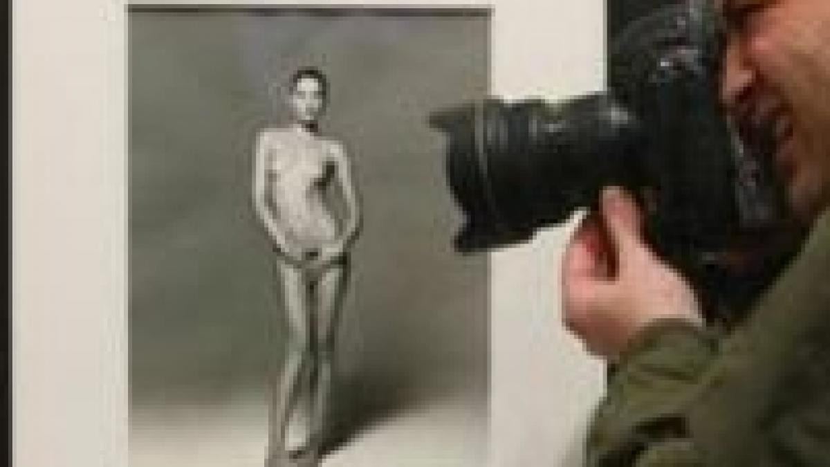 un pediatru elvetian a refuzat banii obtinuti pe nudul carlei bruni galerie foto