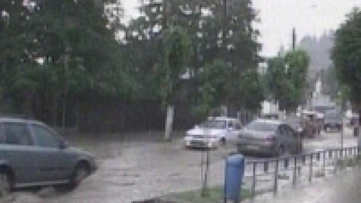 zeci de familii au ramas izolate in urma ploilor din ultimele zile