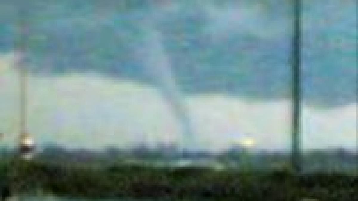 vreme extrema in vestul tarii aradenii s au confruntat cu o tornada video