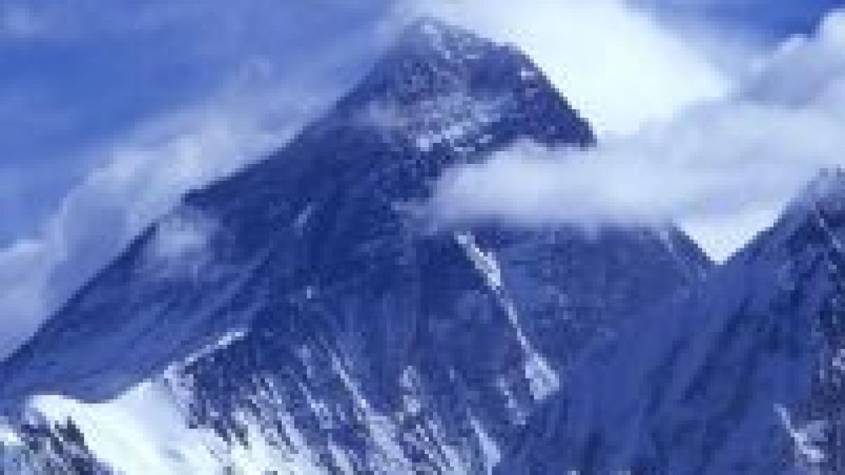 politistii nepalezi au fost autorizati sa deschida focul la trecerea flacarii olimpice prin everest