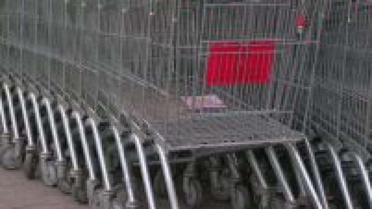 bisnita cu carucioare de cumparaturi la hipermarketurile bucurestene