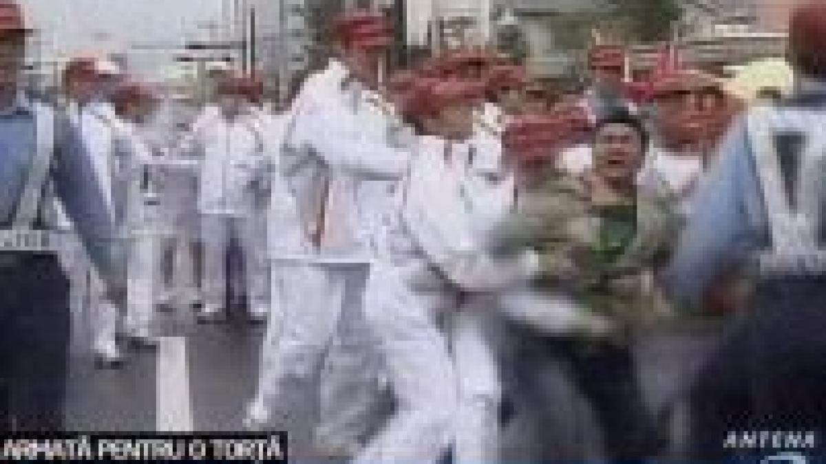 japonia cel putin patru raniti dupa trecerea tortei olimpice prin nagano video