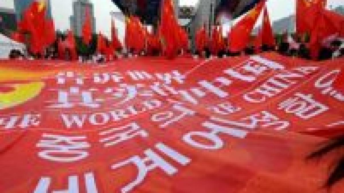 seul un refugiat nord coreean a incercat sa isi dea foc in timpul trecerii flacarii olimpice