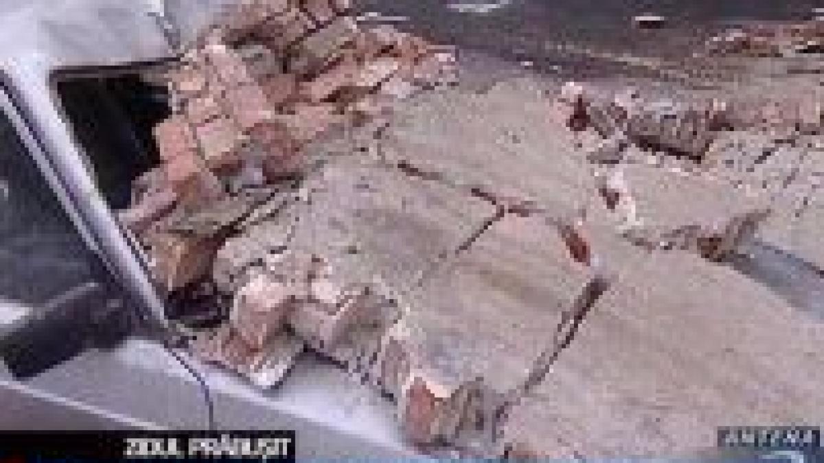 sase masini distruse in urma prabusirii gardului unui spital din bucuresti