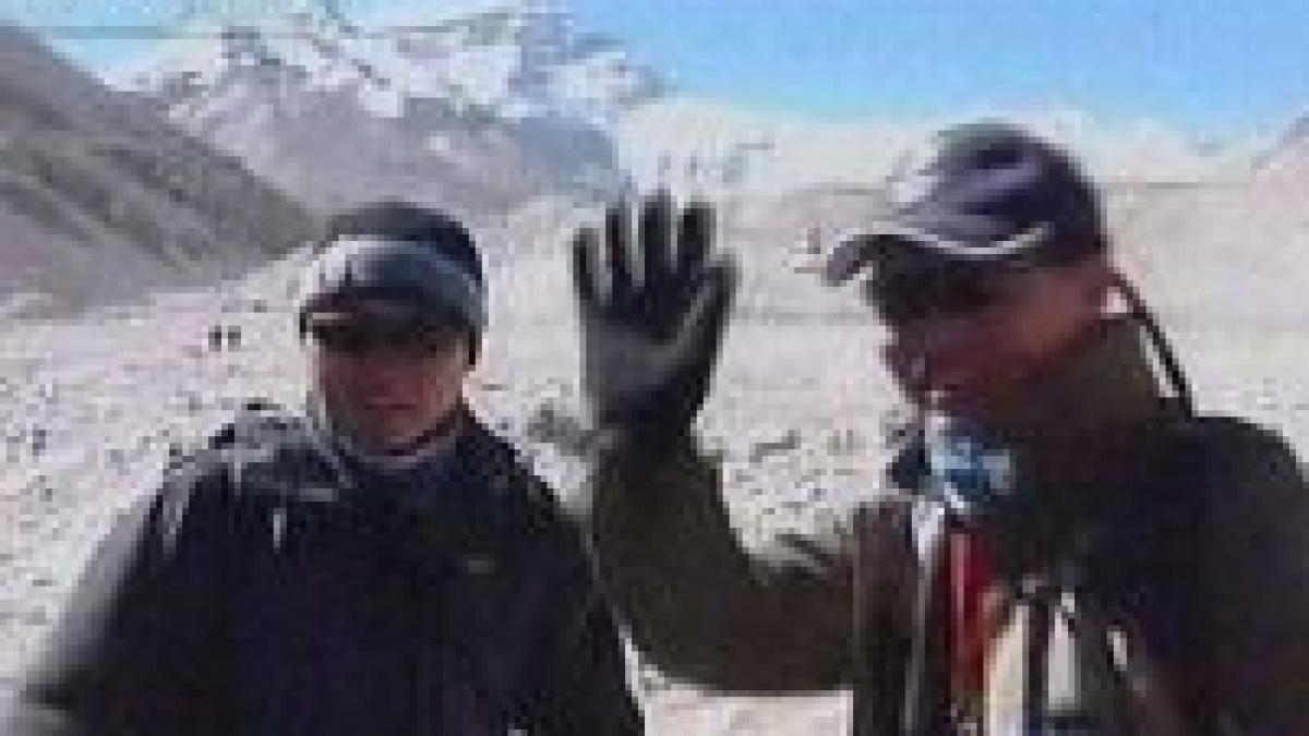 sute de alpinisti blocati pe everest pentru ascensiunea tortei olimpice