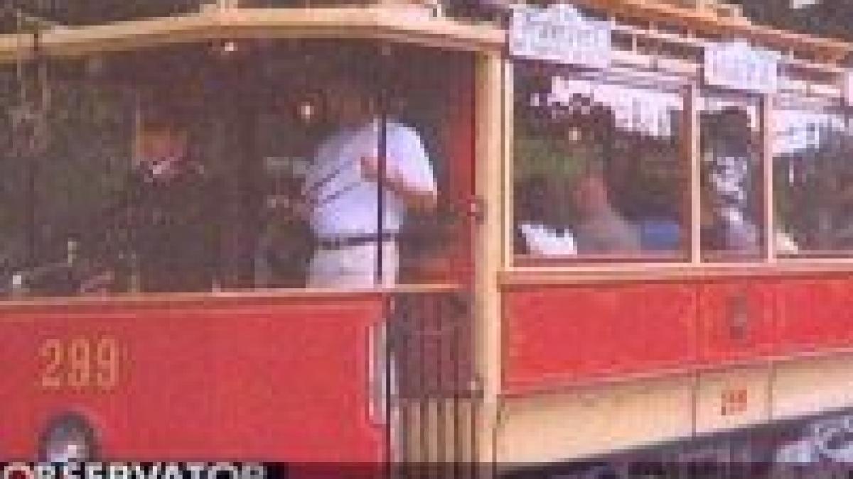 tramvaie vechi de 100 de ani restaurate de mesteri romani