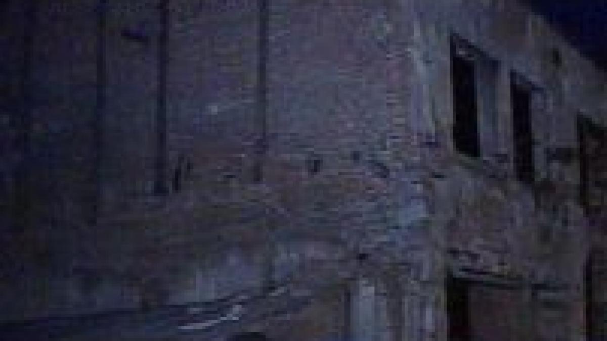 tanara ranita dupa prabusirea unei pardoseli la o cladire de pe lipscani