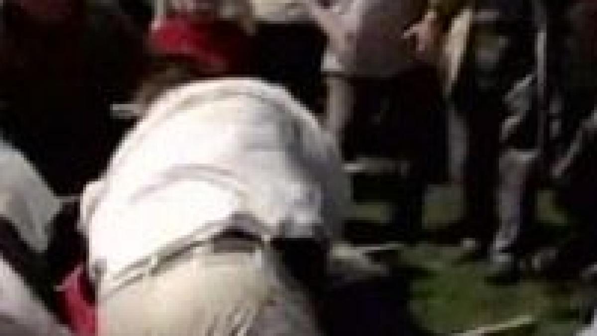 premierul ungariei amenintat cu un pistol de jucarie video