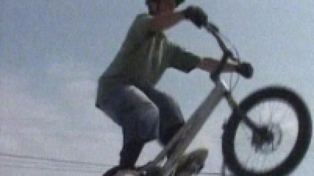 arad zeci de bikeri din toata tara participa la un concurs de acrobatii extreme