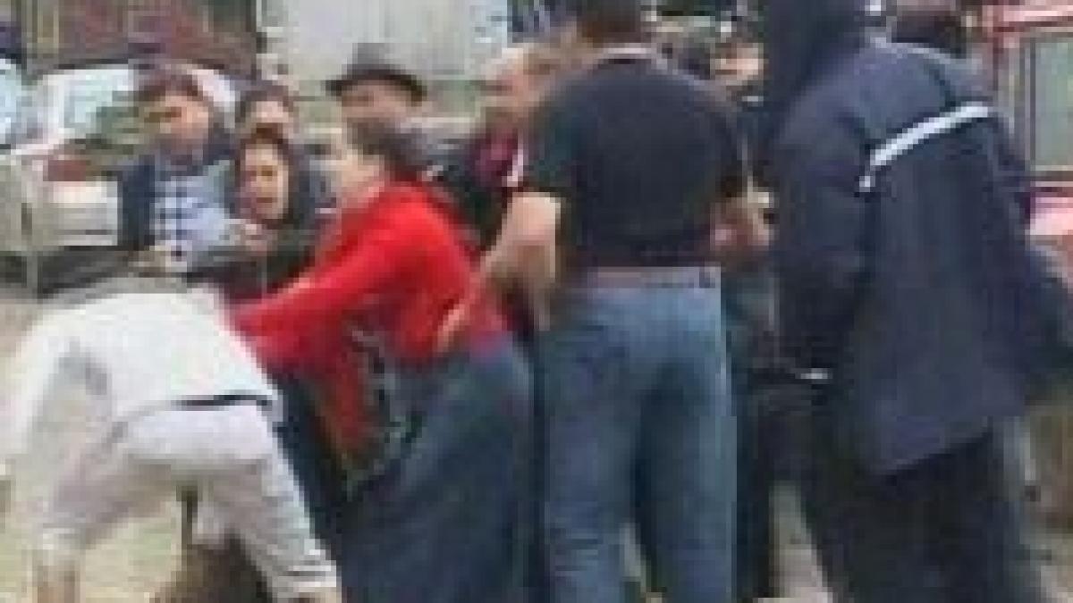 sinistratii din galati s au luat la bataie pentru ajutoare video