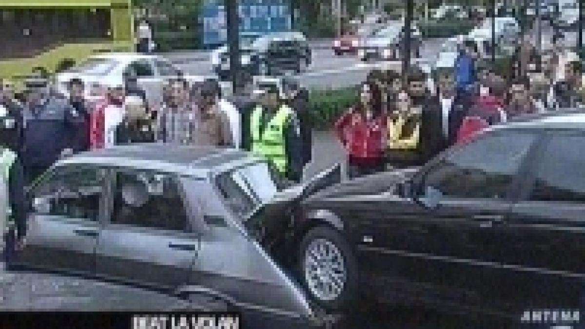 un sofer a ranit doi oameni si a distrus cinci masini incercand sa iasa din parcare video