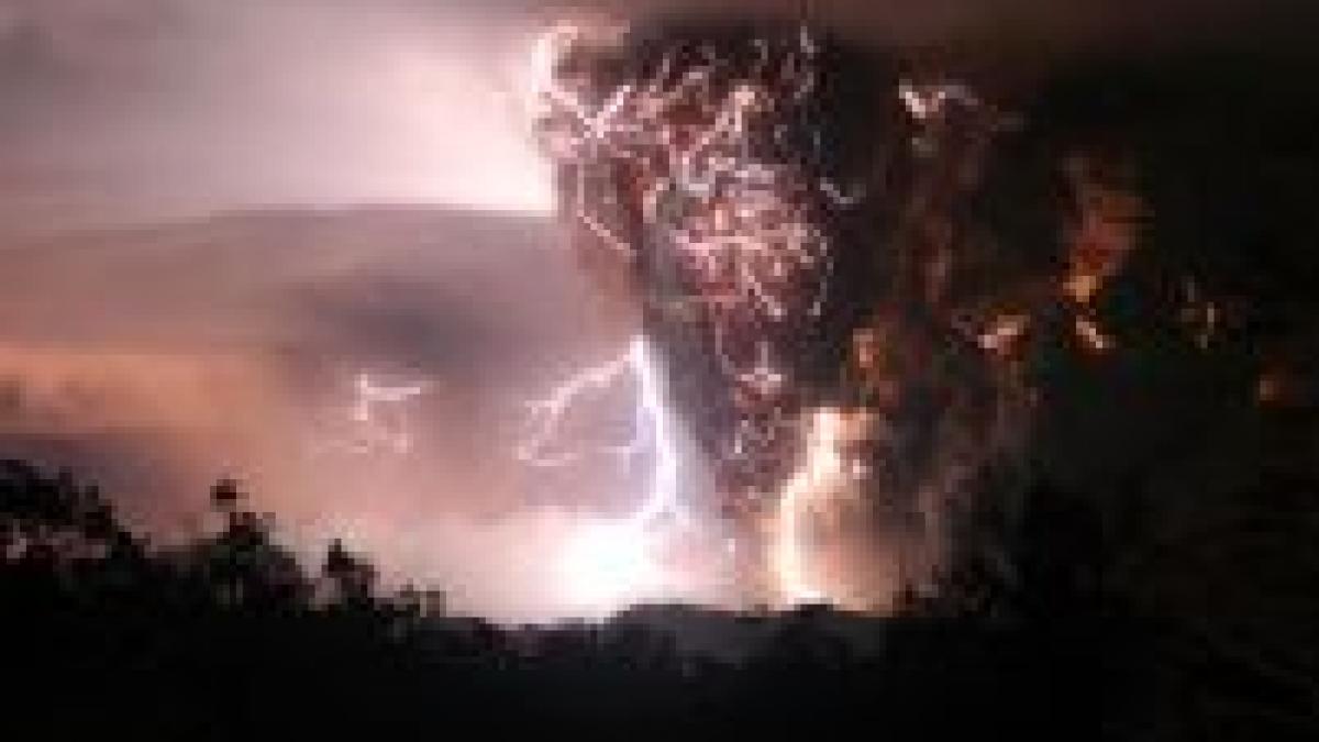 eruptia violenta a unui vulcan provoaca panica in chile doua orase sunt evacuate foto