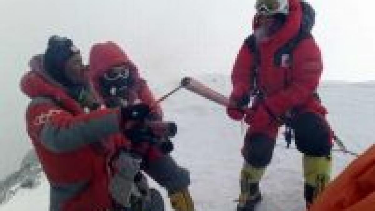 everest torta olimpica a ajuns in varful lumii foto