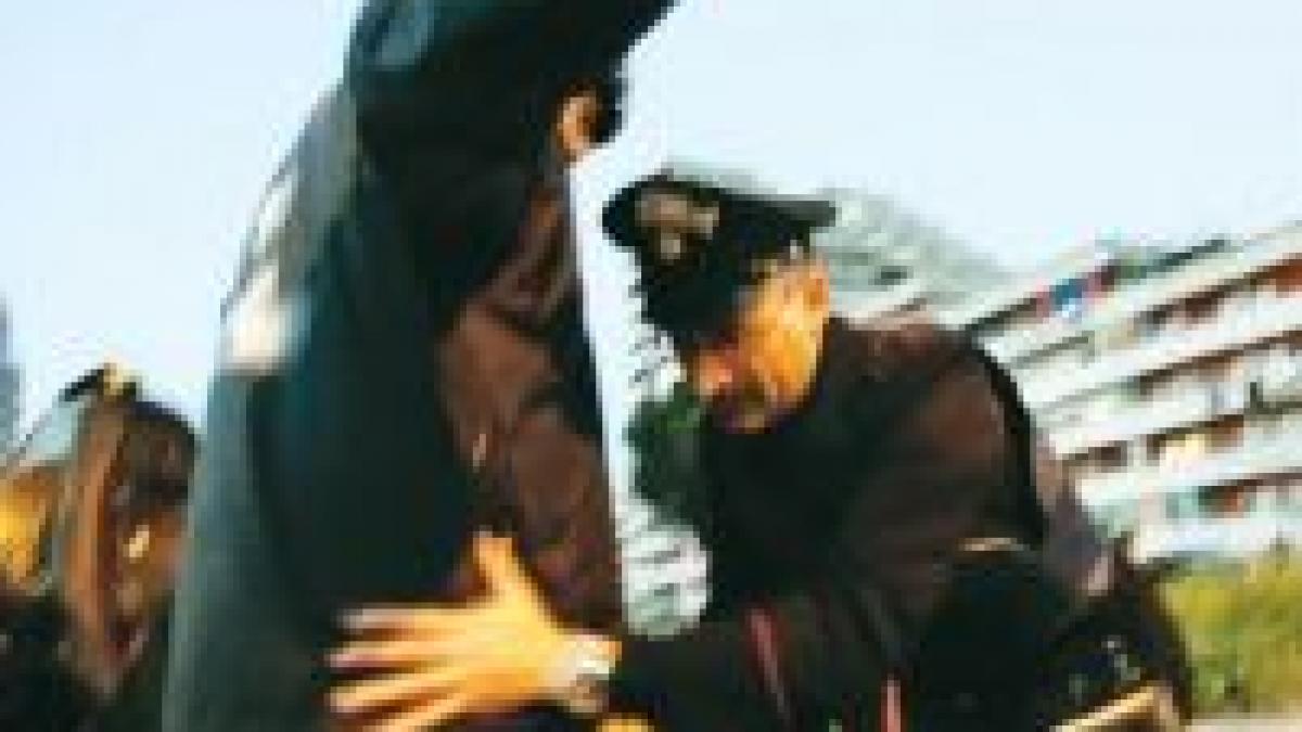 Razie în Craiova: 40 de locuinţe percheziţionate şi doar 4 pistoale confiscate