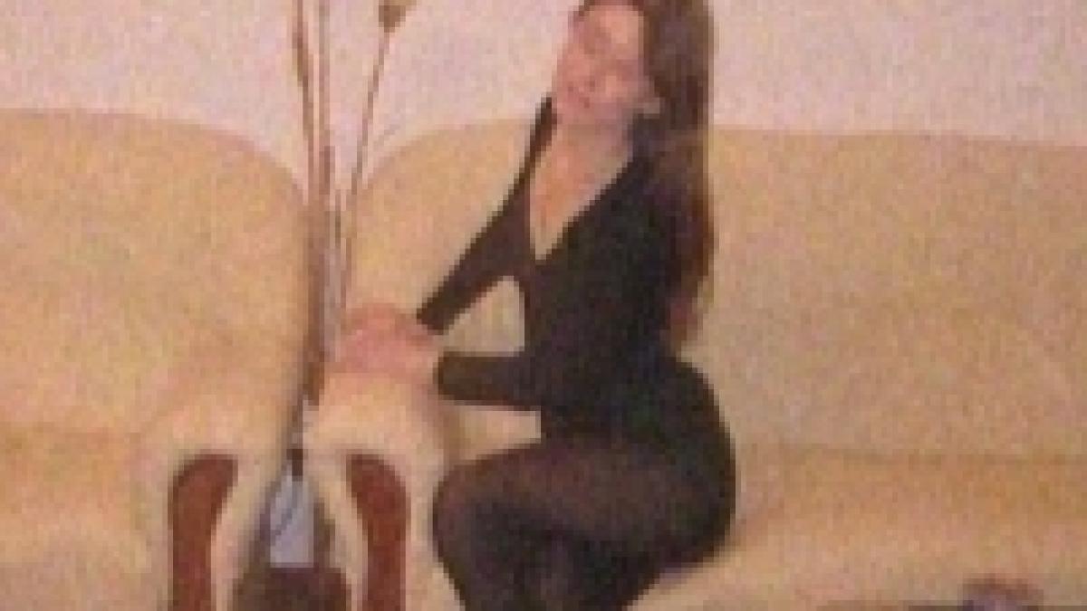 Scandal ?sexy? la un liceu din Capitală. "Profa" de engleză şi-a postat pe internet poze provocatoare <font color=red>(VIDEO)</font>