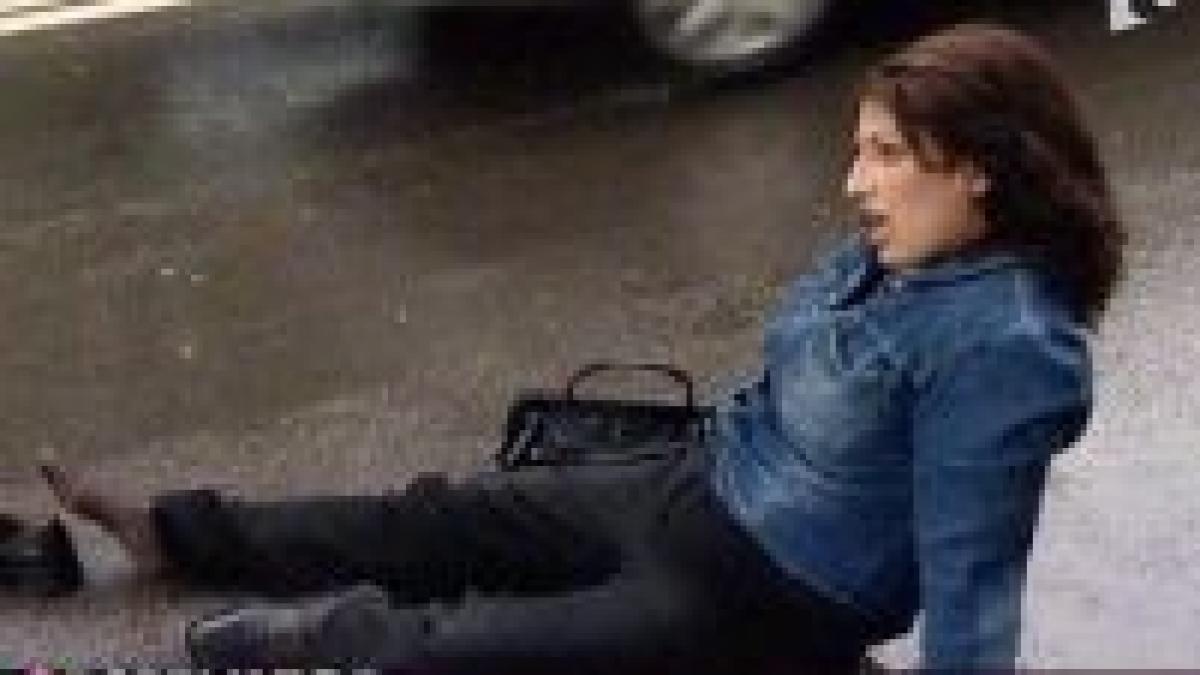 tanara accidentata pentru ca instructorul auto a lasat o sa coboare in mijlocul strazii