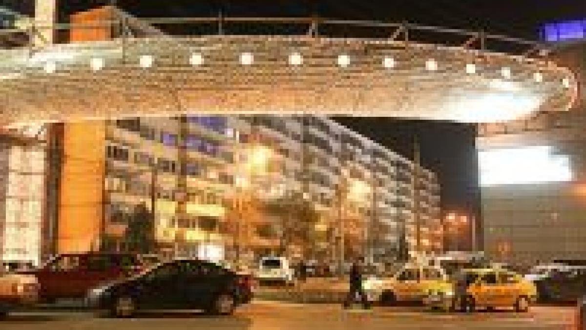 bucurestiul sf capitala traversata de pasarele si tuburi pietonale din sticla si metal