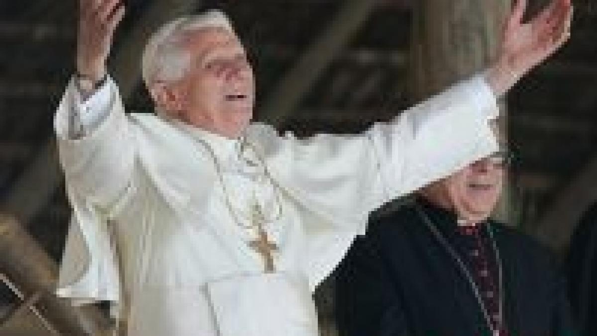 papa benedict a cazut in timpul slujbei de rusalii