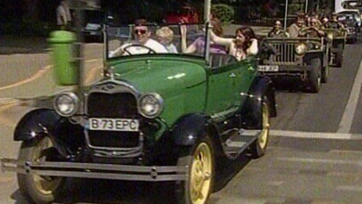 parada de automobile de epoca in capitala video