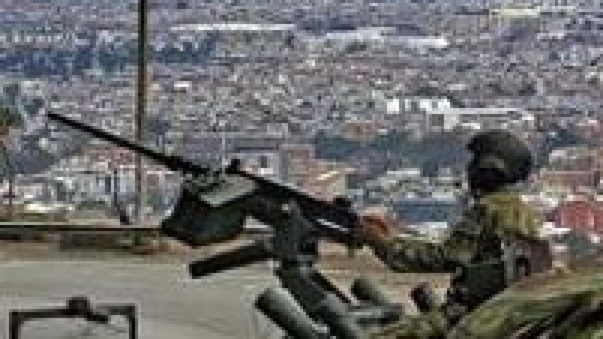 un columbian a luat peste 30 de ostatici pe care i a amenintat cu o grenada video