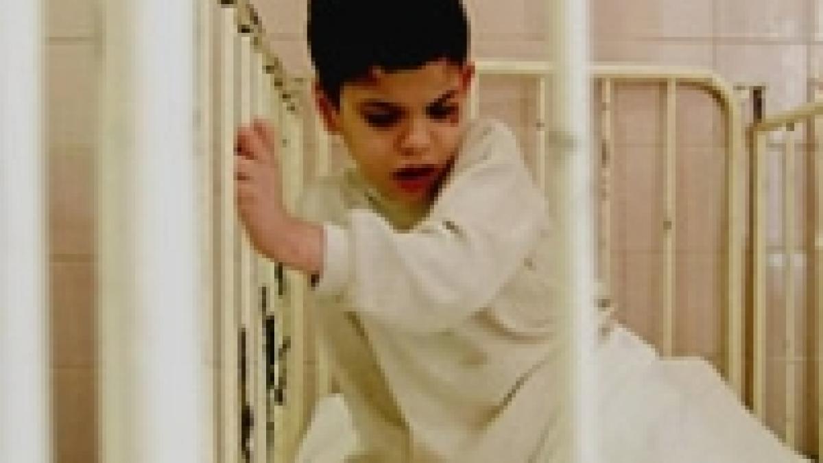 mama si copilul pe patul de spital aveti curaj sa va lasati copiii in spitalele din romania