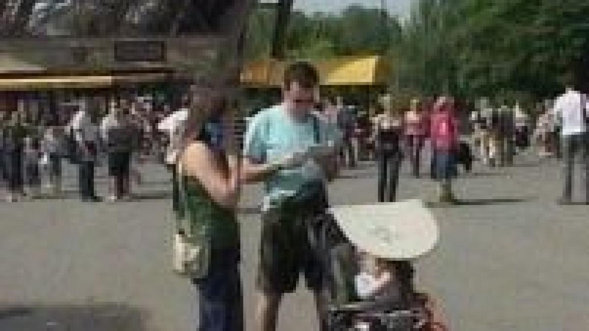 160 de turisti romani abandonati de agentie in paris