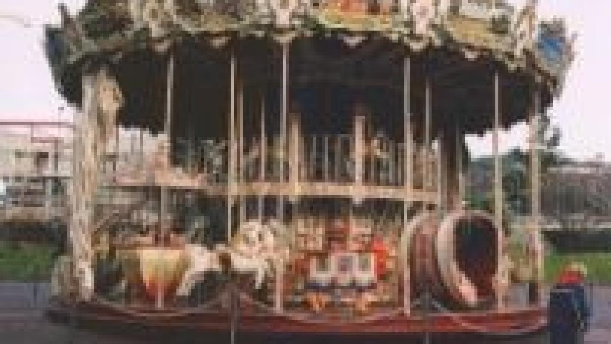 sibiu trei copii raniti dupa ce au cazut dintr un carusel