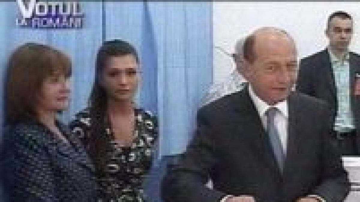 <font color=red>Votul politicienilor.</font> Preşedintele Traian Băsescu s-a prezentat la urne