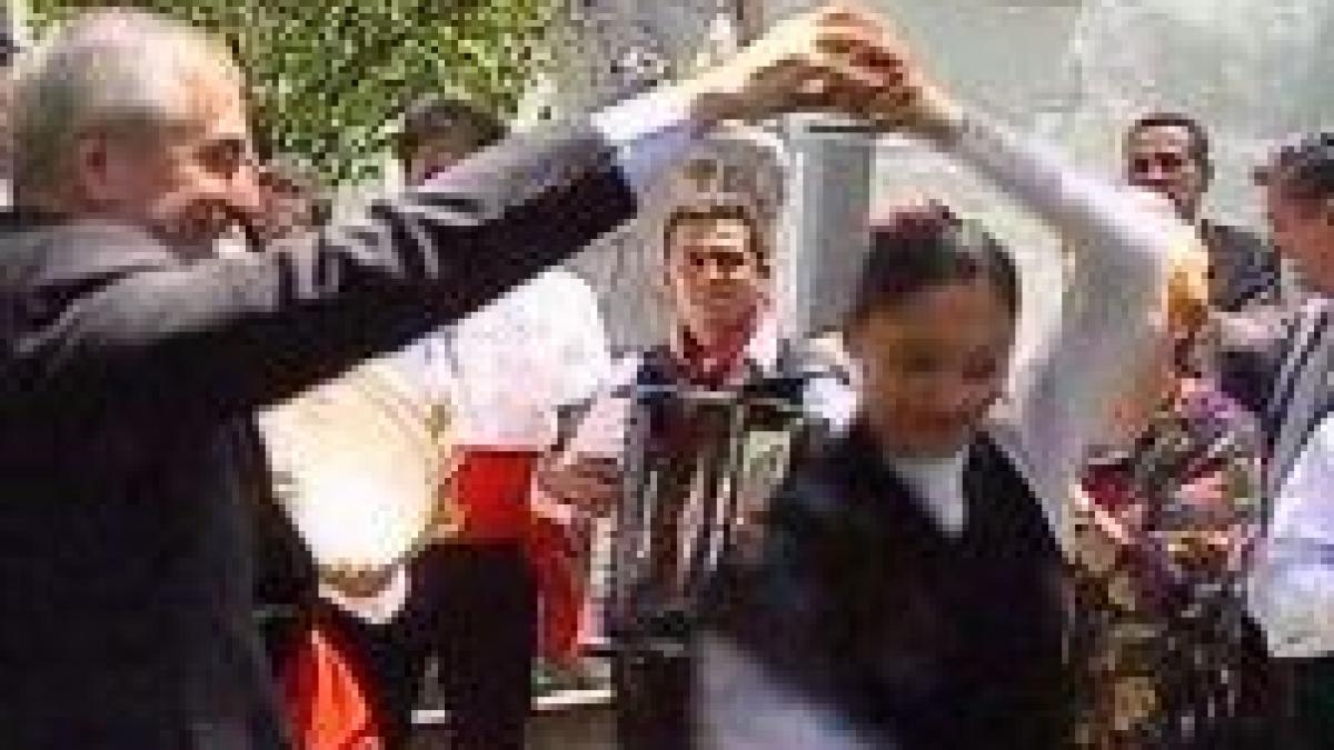 tariceanu a dansat tarantella la petrecerea organizata de ziua italiei video