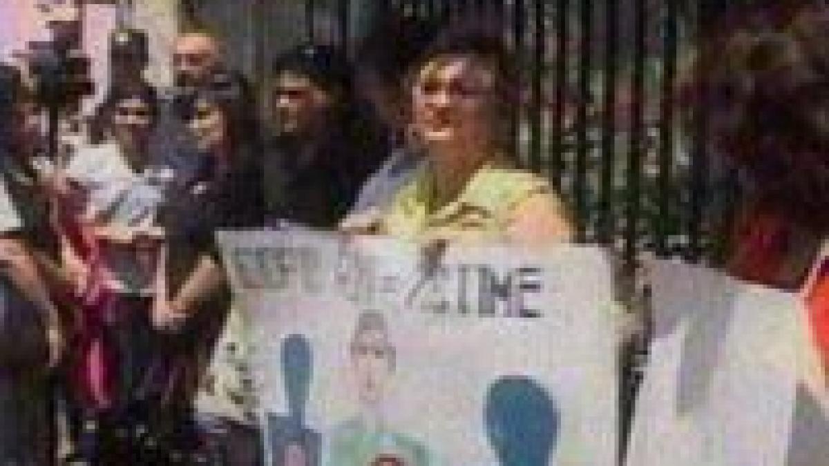 rromii au organizat un protest al tacerii la ambasada italiei din bucuresti