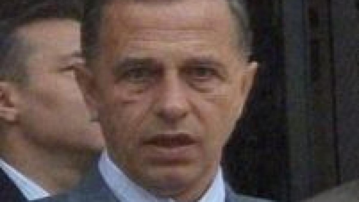 geoana basescu mai are putin si lipeste afise pentru blaga prin bucuresti