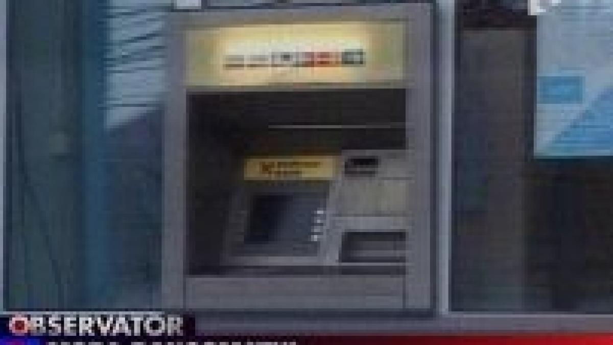 hotii de bancomate revin peste 200 000 de lei au fost furati dintr un atm taiat cu flexul