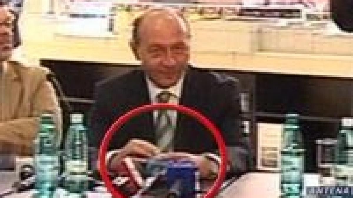 plictiseala prezidentiala traian basescu se joaca cu microfonul antenei 3 video
