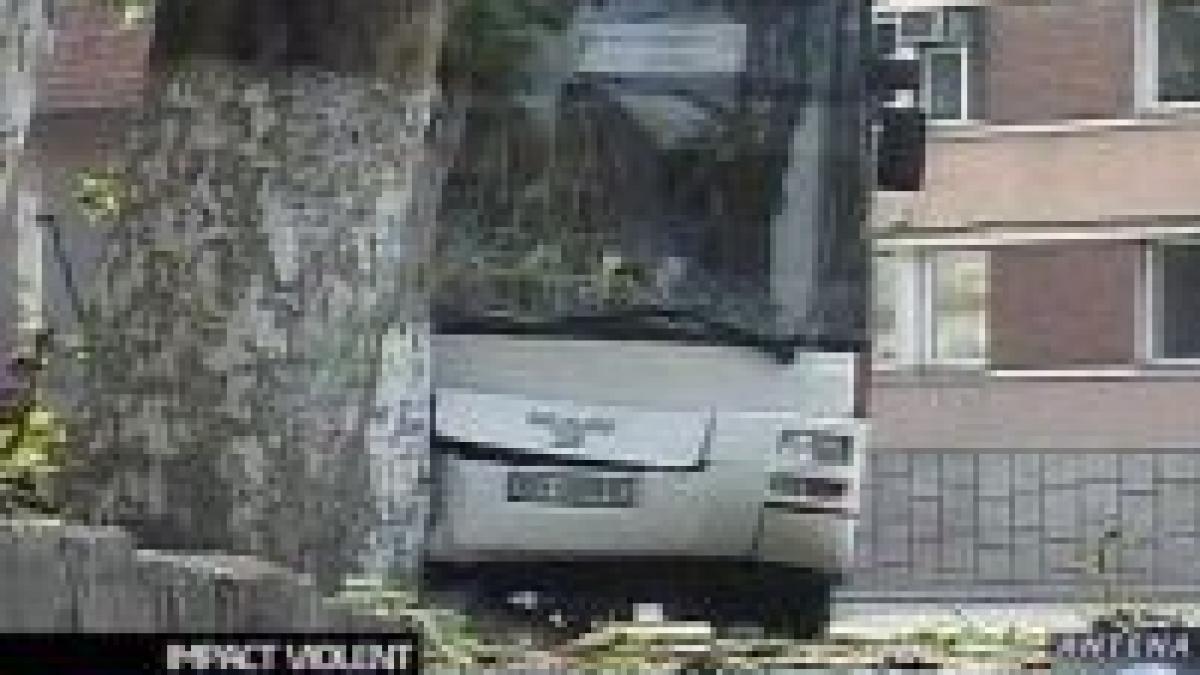 sase oameni raniti dupa un accident de autobuz in centrul brasovului