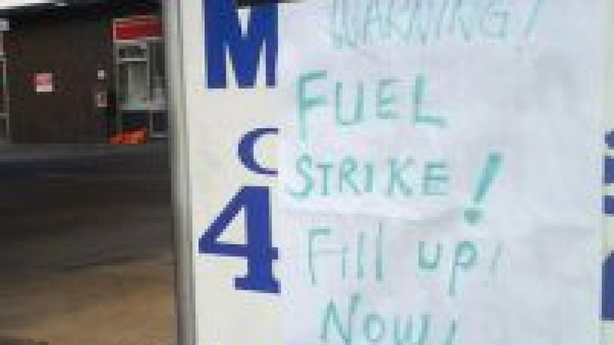 marea britanie statiile de benzina duc lipsa de carburant in grevei soferilor de camioane cisterna