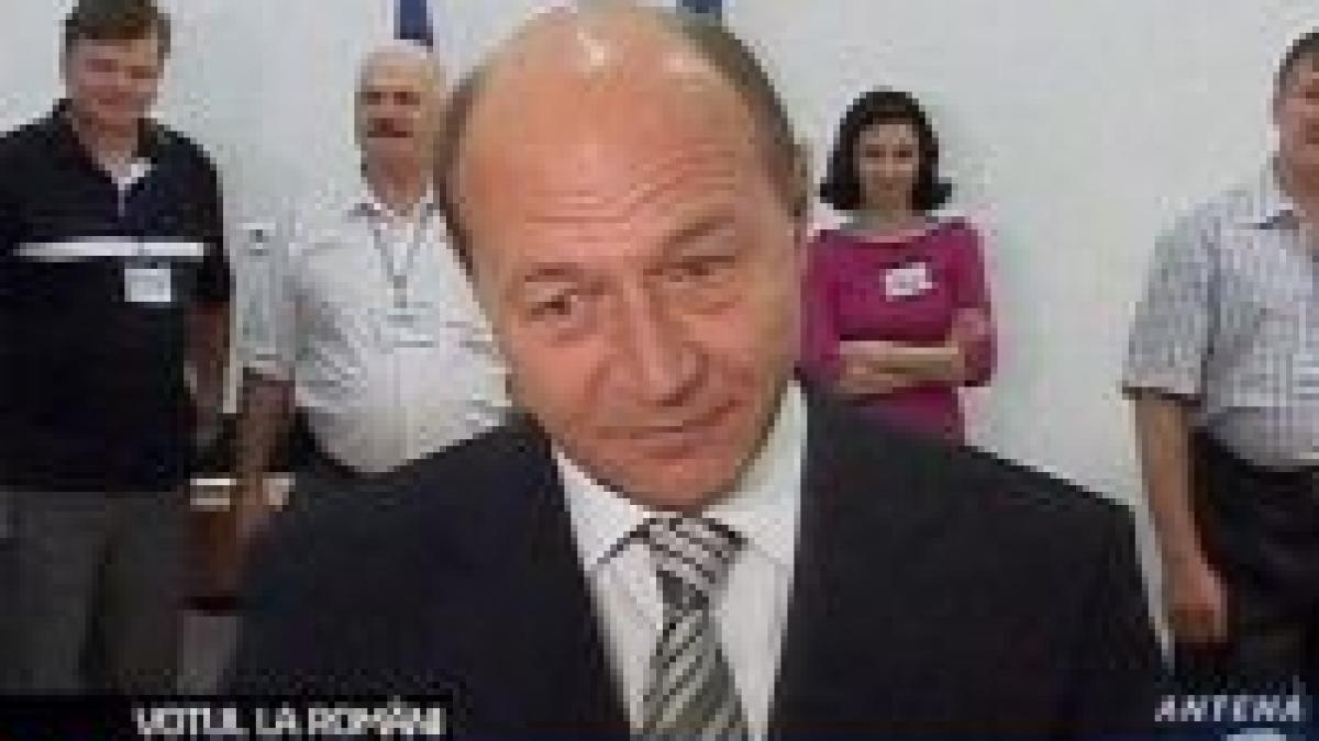 votul politicienilor presedintele basescu si familia s au prezentat la urne