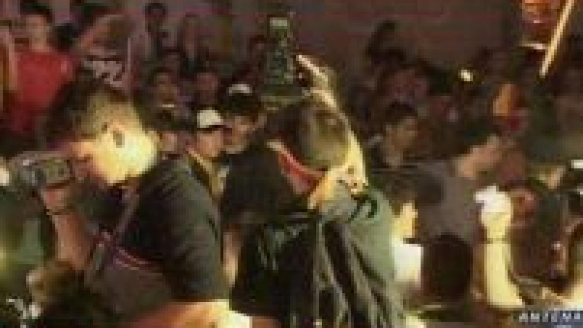 violente in piata constitutiei suporterii romani s au luat la bataie