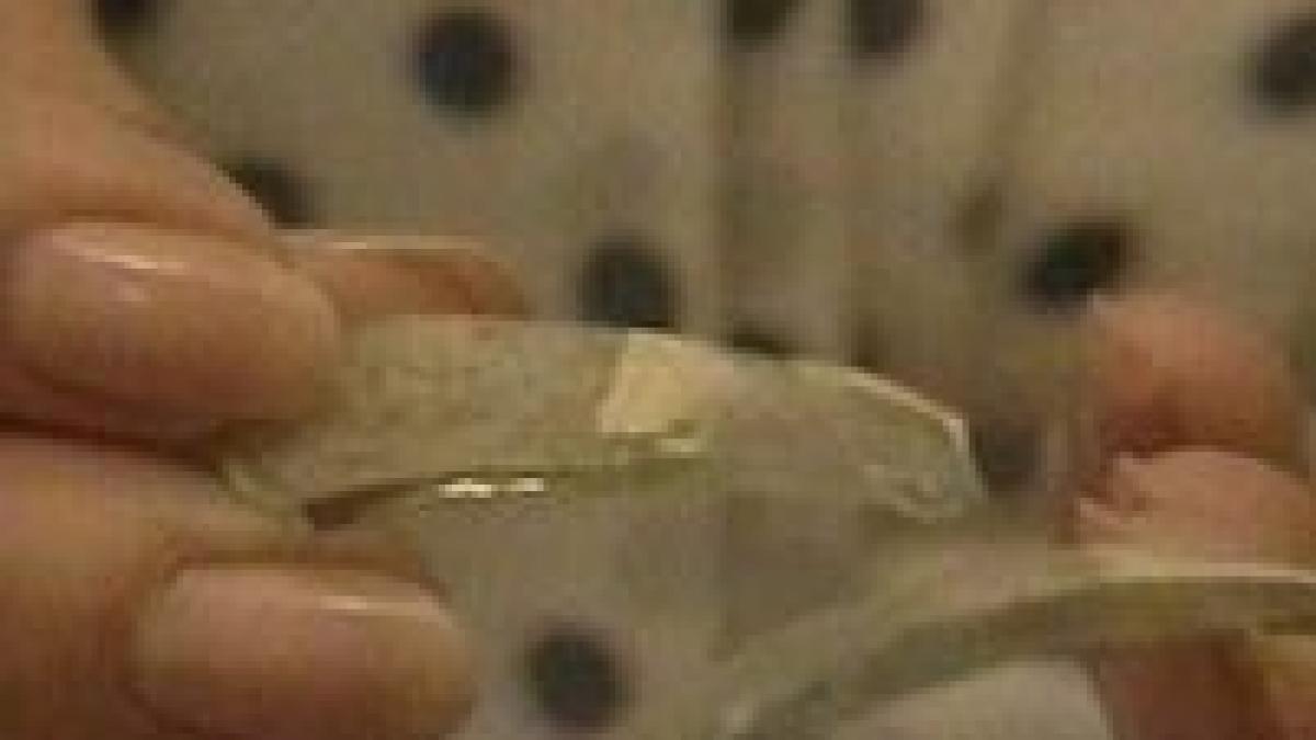 atentie cad cioburi peste capetele deputatilor