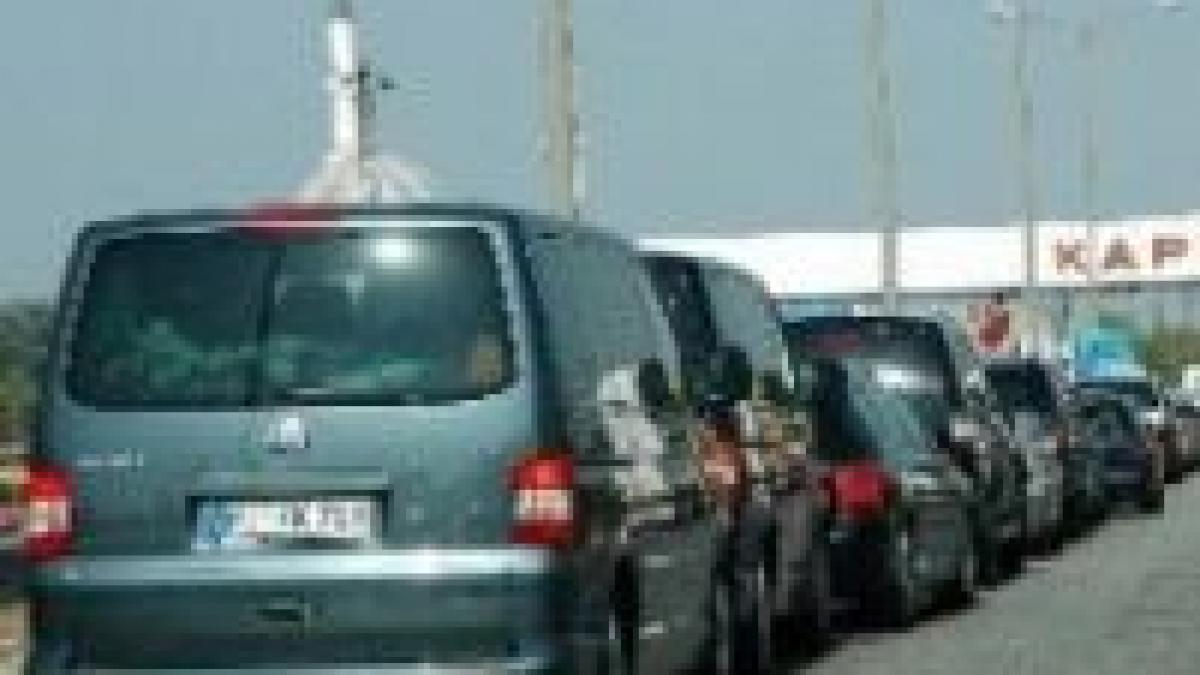 doi romani arestati in timp ce incercau sa introduca ilegal 1 300 de parfumuri in bulgaria