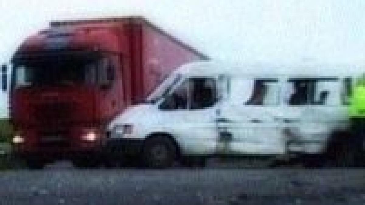 grav accident de microbuz la arad un barbat a murit si doi sunt raniti