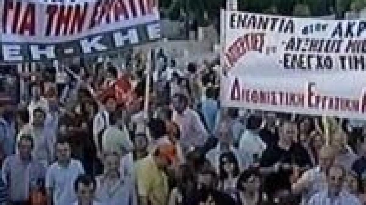 Proteste în Grecia faţă de scăderea nivelului de trai