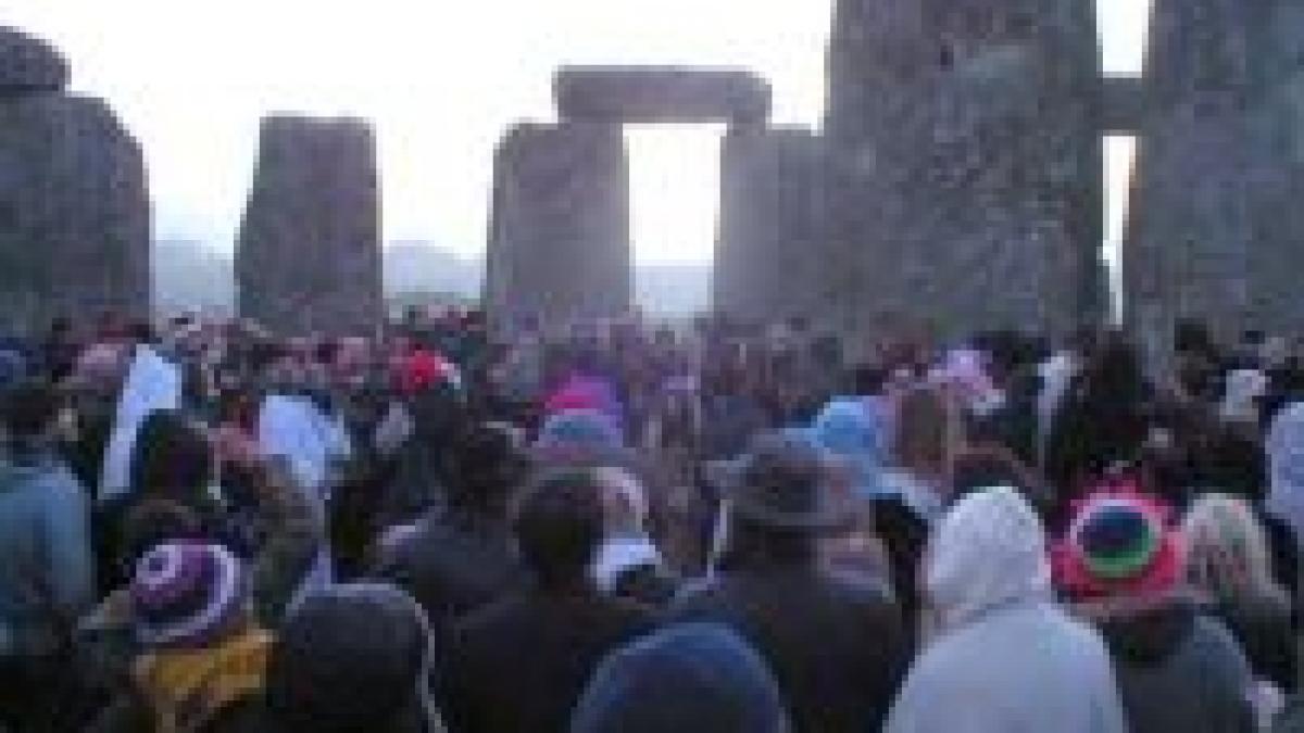 peste 30 000 de oameni s au adunat la stonehenge sa intampine solstitiul de vara