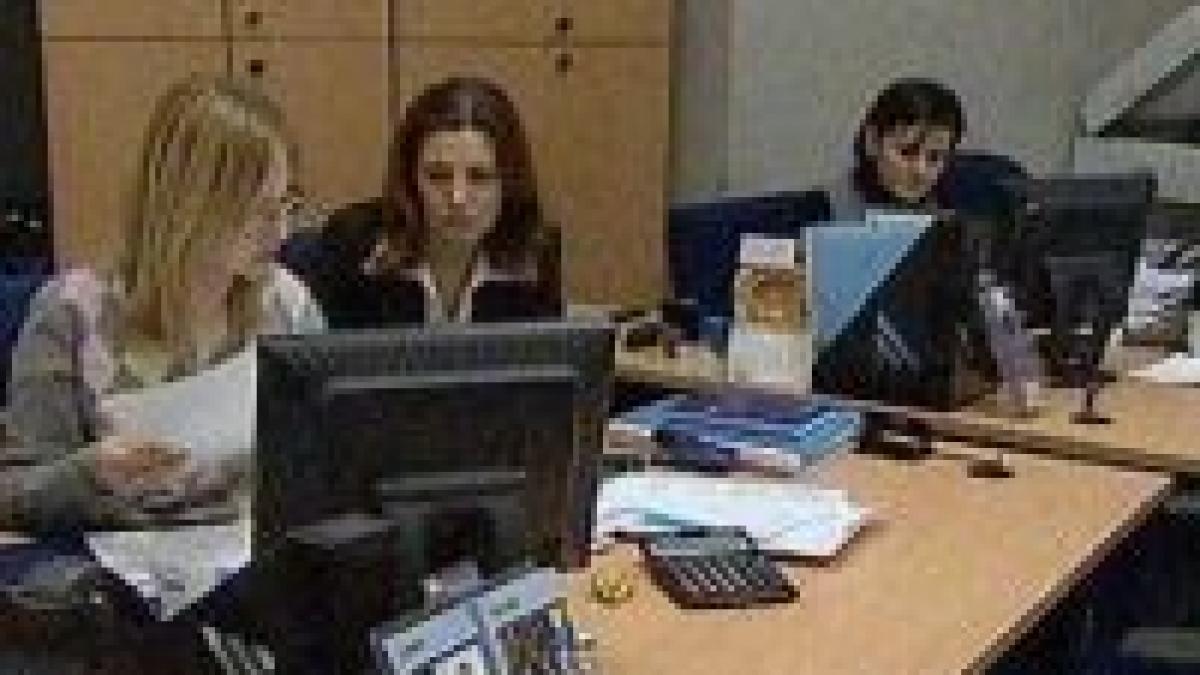 romanii traiesc din datorii doar cei cu venituri mari si varstnicii pun bani deoparte