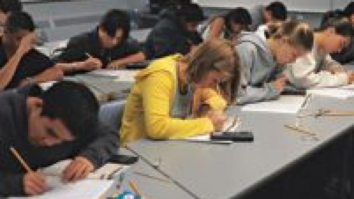 bac 2008 absolventii de liceu sustin proba orala de limba si literatura moderna