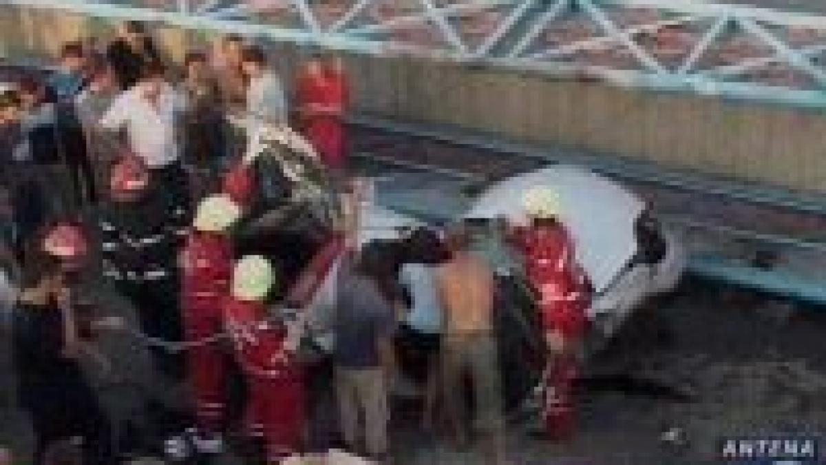 dn1 o basculanta a agatat pasarela de la tancabesti care a strivit doua masini