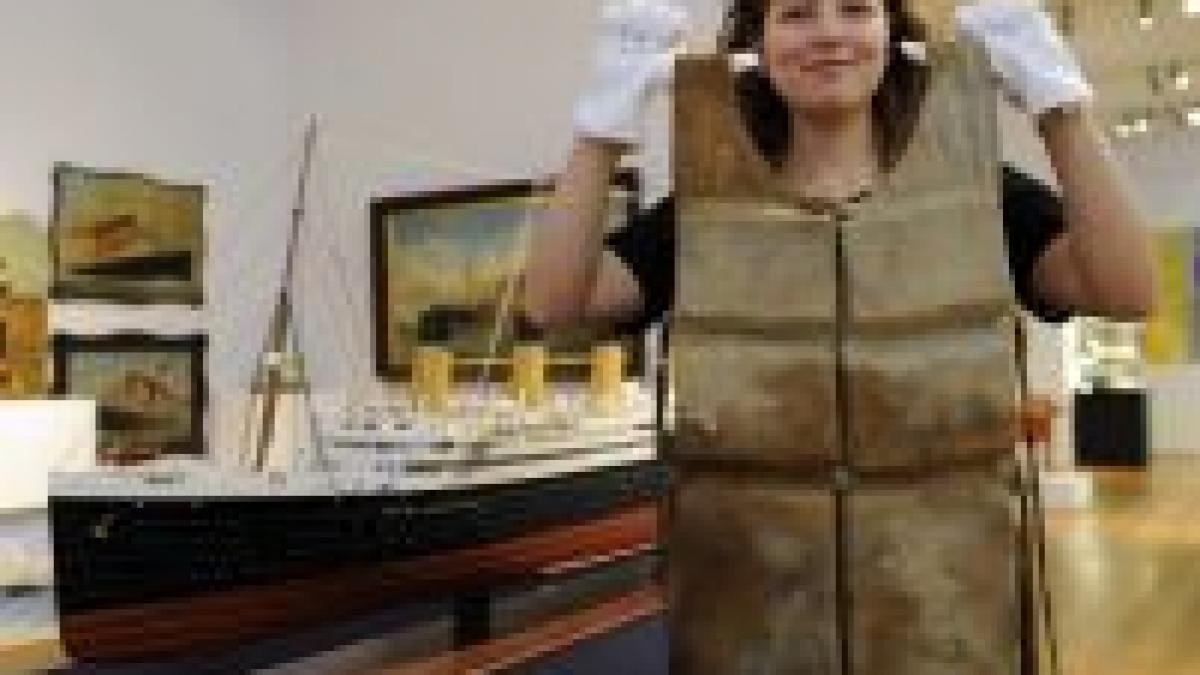 o vesta de salvare de pe titanic a fost vanduta cu 68 500 de dolari