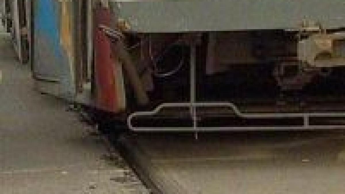 tramvaiele din bucuresti impotmolite in smoala din cauza caniculei